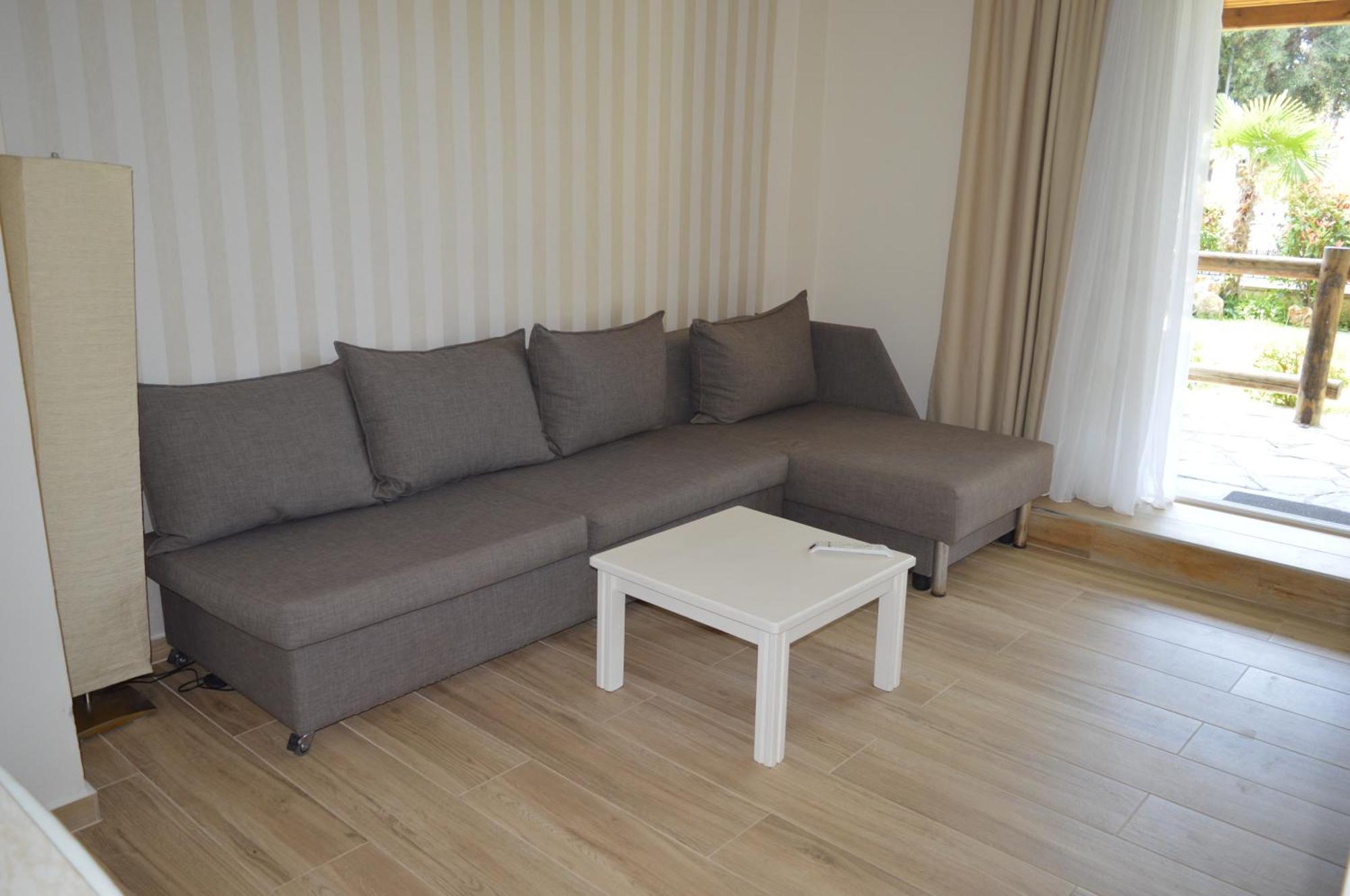 Leonidas Studio Apartments Mola Kalyva Exterior foto